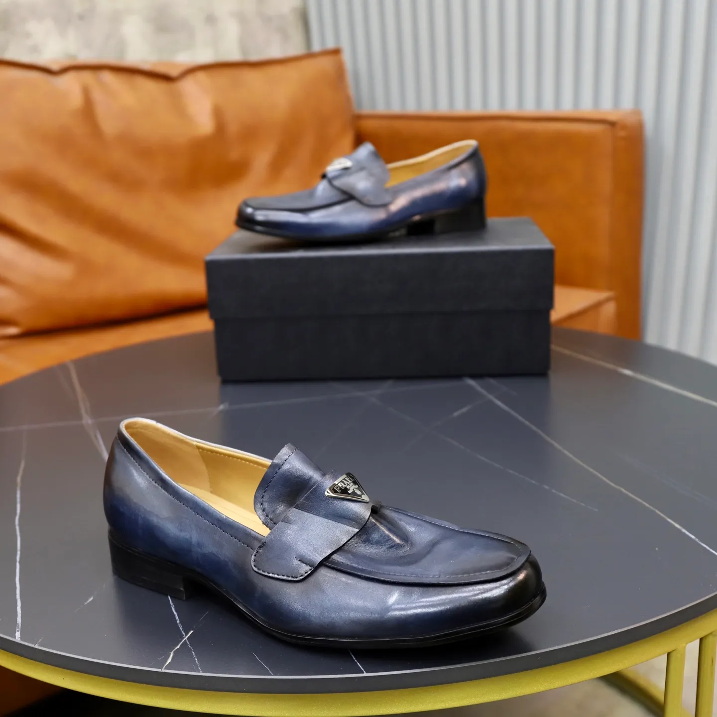 Ex-factory price: 520💰[PRADA] Prada's new casual men's shoes are launched in Hong Kong counters. Official website 1:1 production. Italian washed cowhide + water-dyed leather lining. Designed by European and American masters. Perfect shape to create counter quality, solid color rubber wear-resistant outsole and classic dazzling head! Super versatile and very comfortable. High-end without losing taste, fashionable and novel! ! Absolute focus! 3 colors available! Code number 38-45